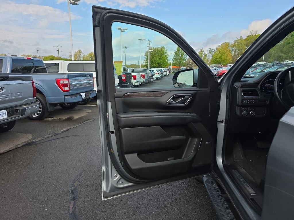 Used 2023 Chevrolet Suburban Z71 w/ Luxury Package AWD/4WD image 20