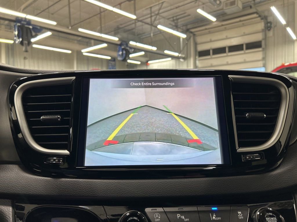 Used 2025 Chrysler Pacifica Select image 21