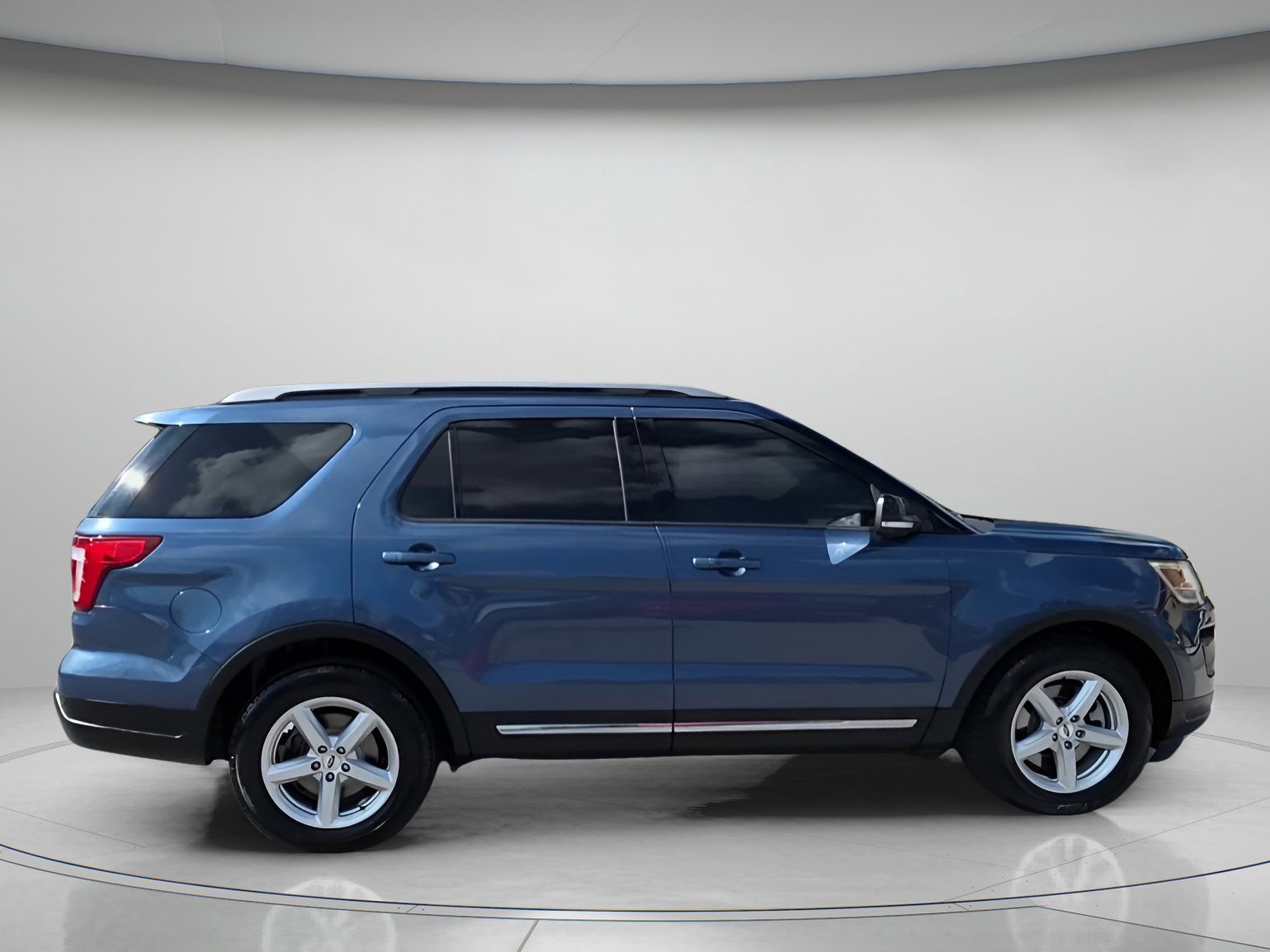 Certified 2018 Ford Explorer XLT w/ Equipment Group 202A image 24