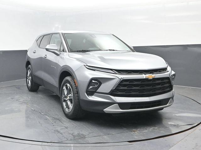 Used 2025 Chevrolet Blazer LT AWD/4WD image 2