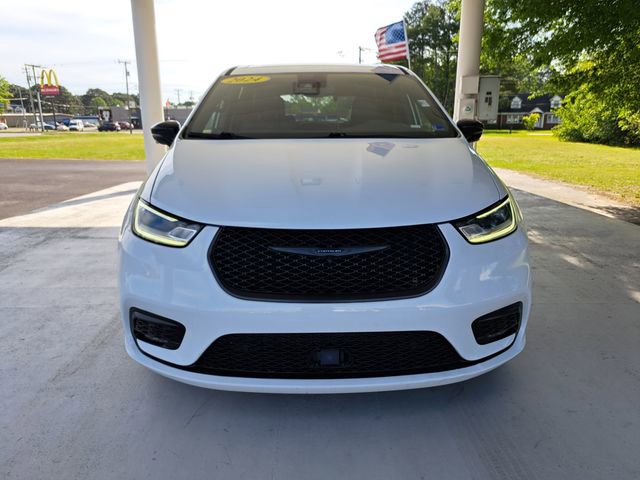 Used 2024 Chrysler Pacifica Limited FWD image 2