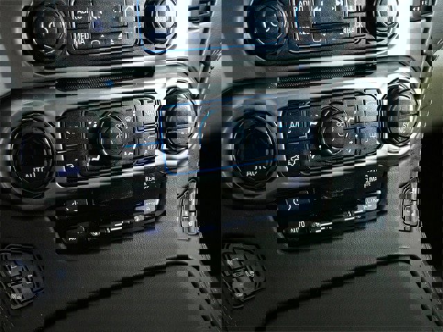 Used 2020 Chevrolet Suburban Premier image 21