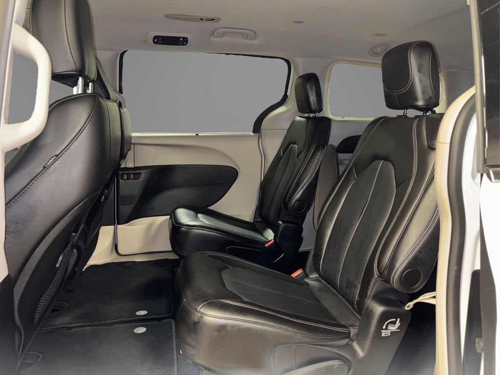 Used 2024 Chrysler Pacifica Touring-L image 10