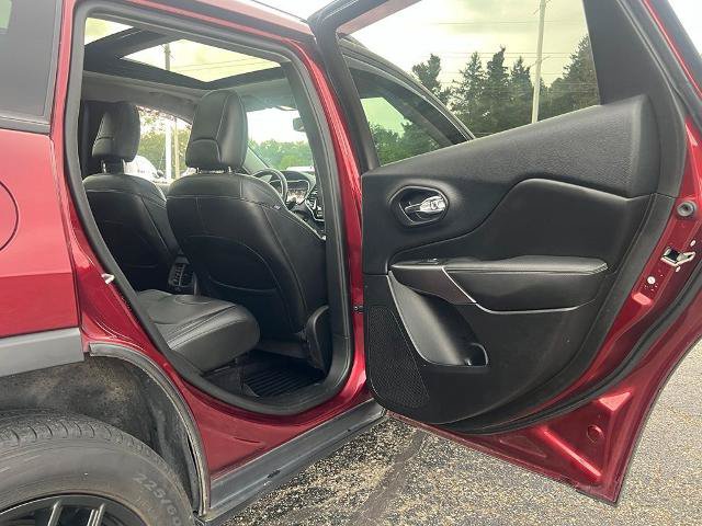 Used 2019 Jeep Cherokee Limited w/ Luxury Group AWD/4WD image 40