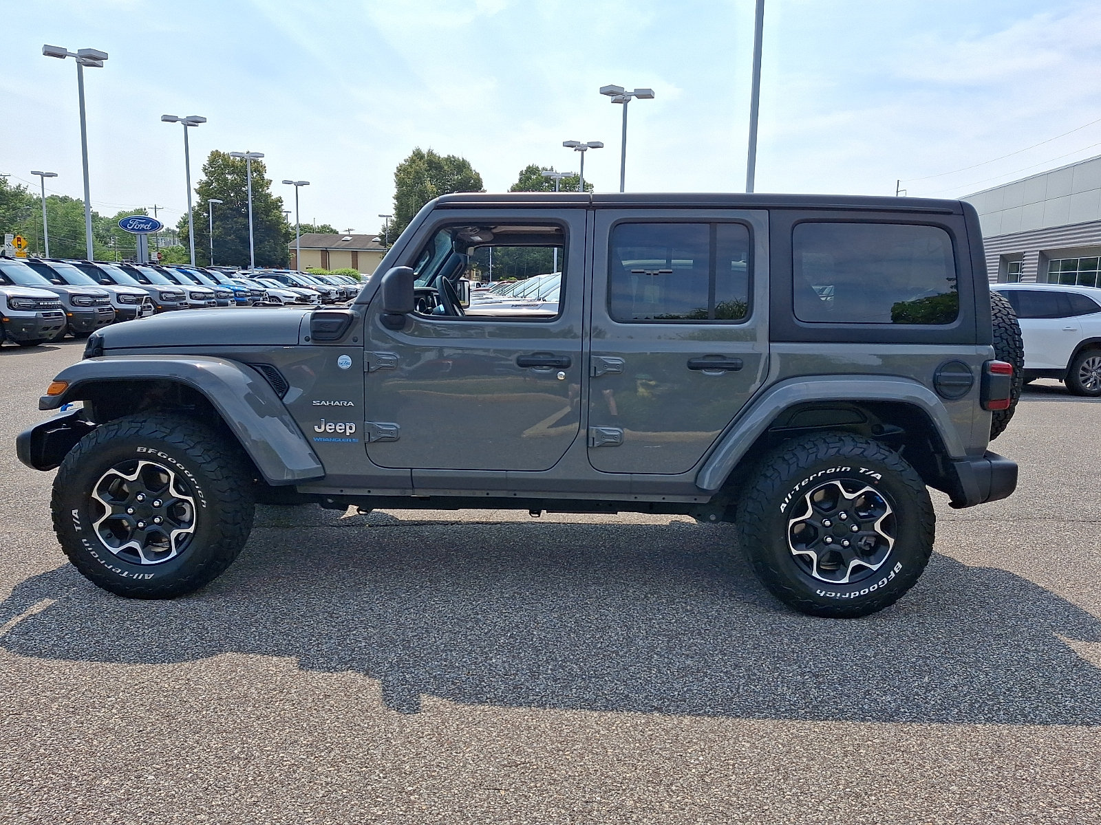 Used 2023 Jeep Wrangler Unlimited Sahara w/ Cold Weather Group AWD/4WD image 6