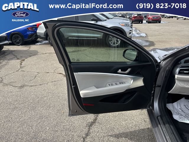 Used 2025 Genesis G70 2.5T image 19