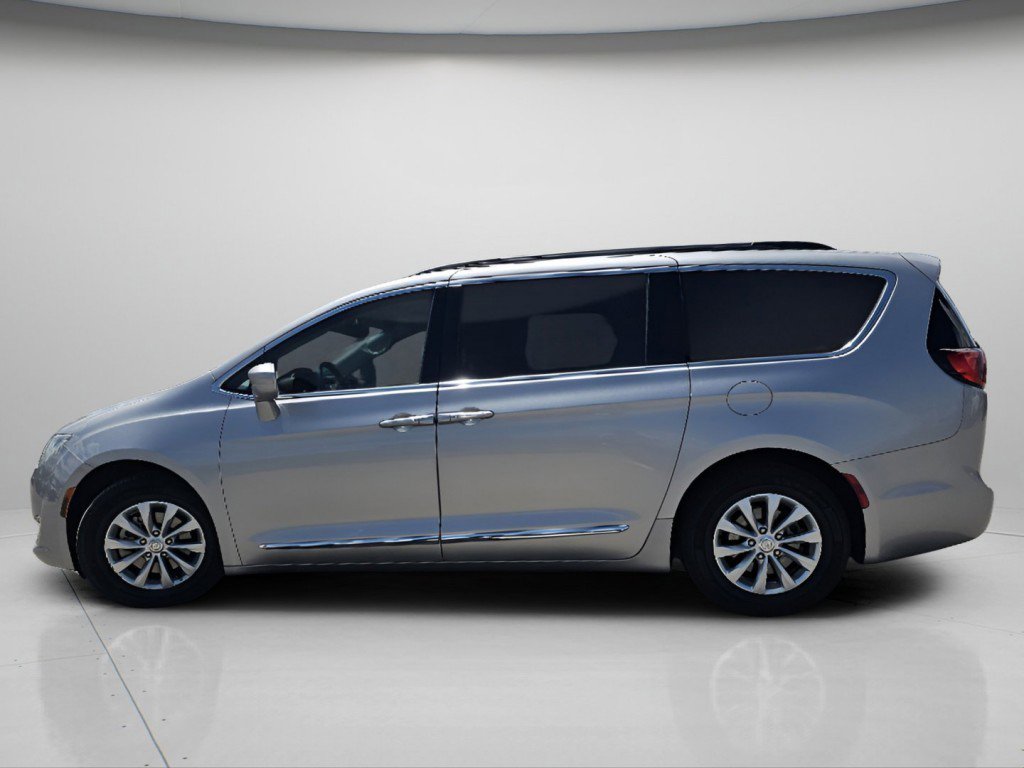 Used 2017 Chrysler Pacifica Touring-L FWD image 19