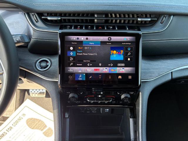 Used 2023 Jeep Grand Cherokee Limited image 17