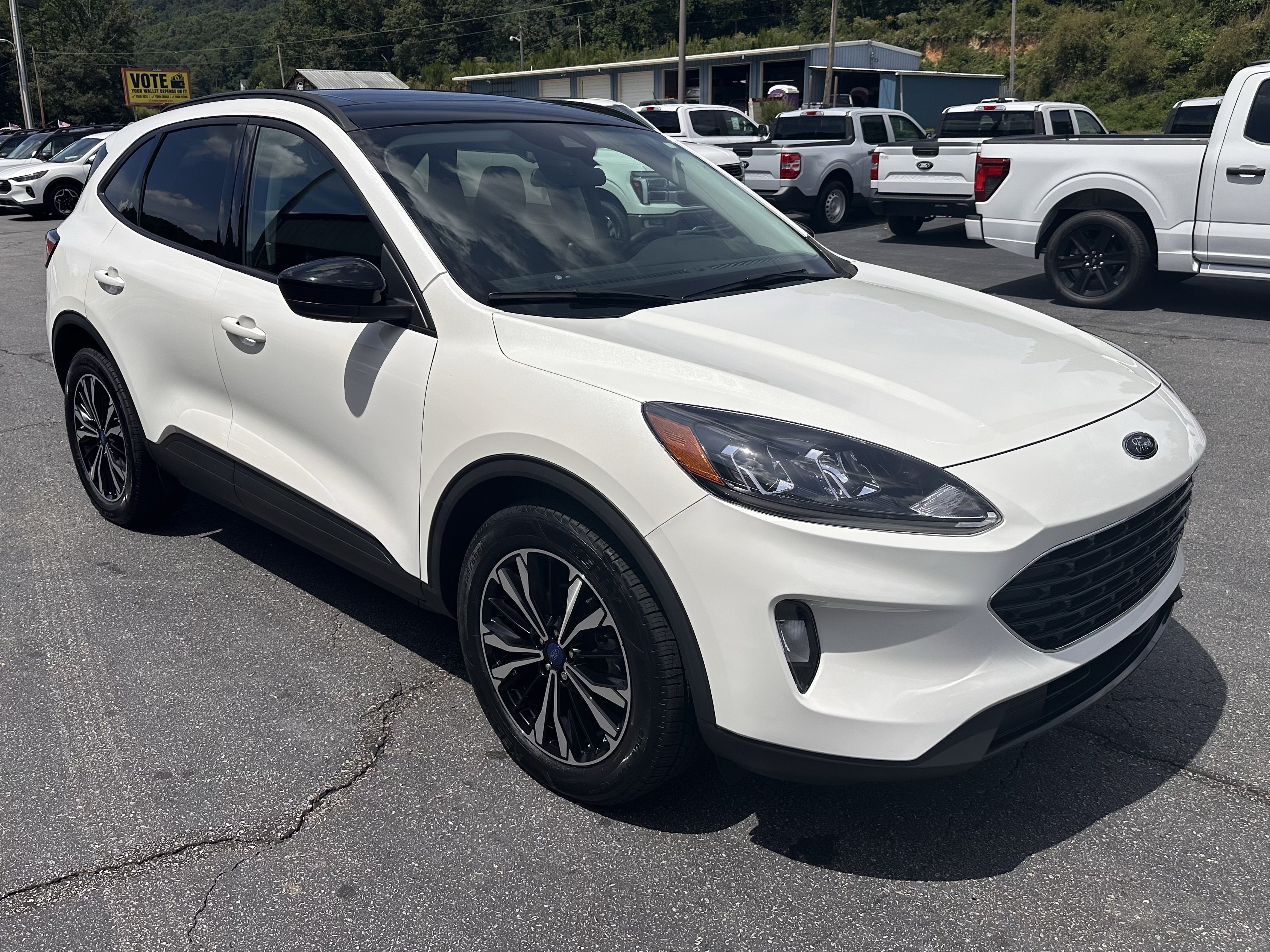Certified 2022 Ford Escape SEL w/ SEL Stealth AWD Package image 4