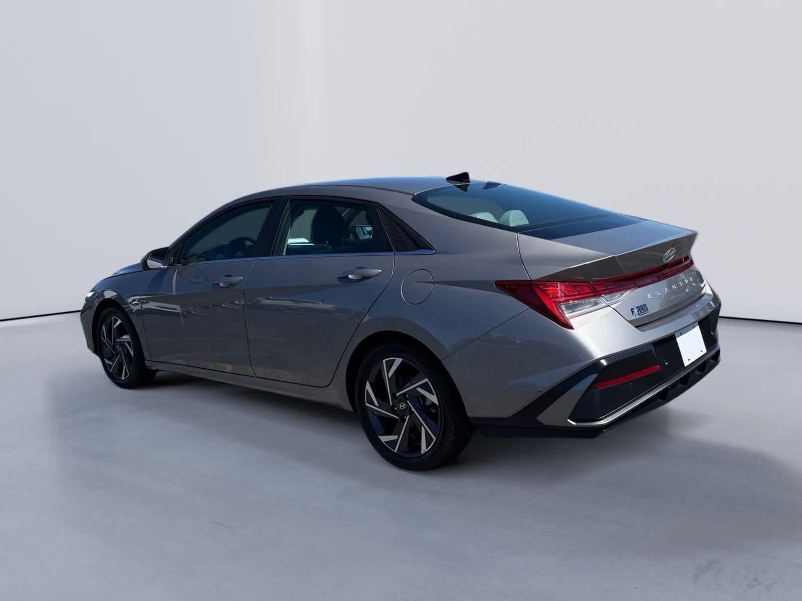 Used 2024 Hyundai Elantra Limited FWD image 3