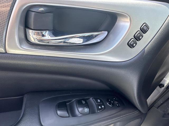 Used 2020 Nissan Pathfinder SL FWD image 25