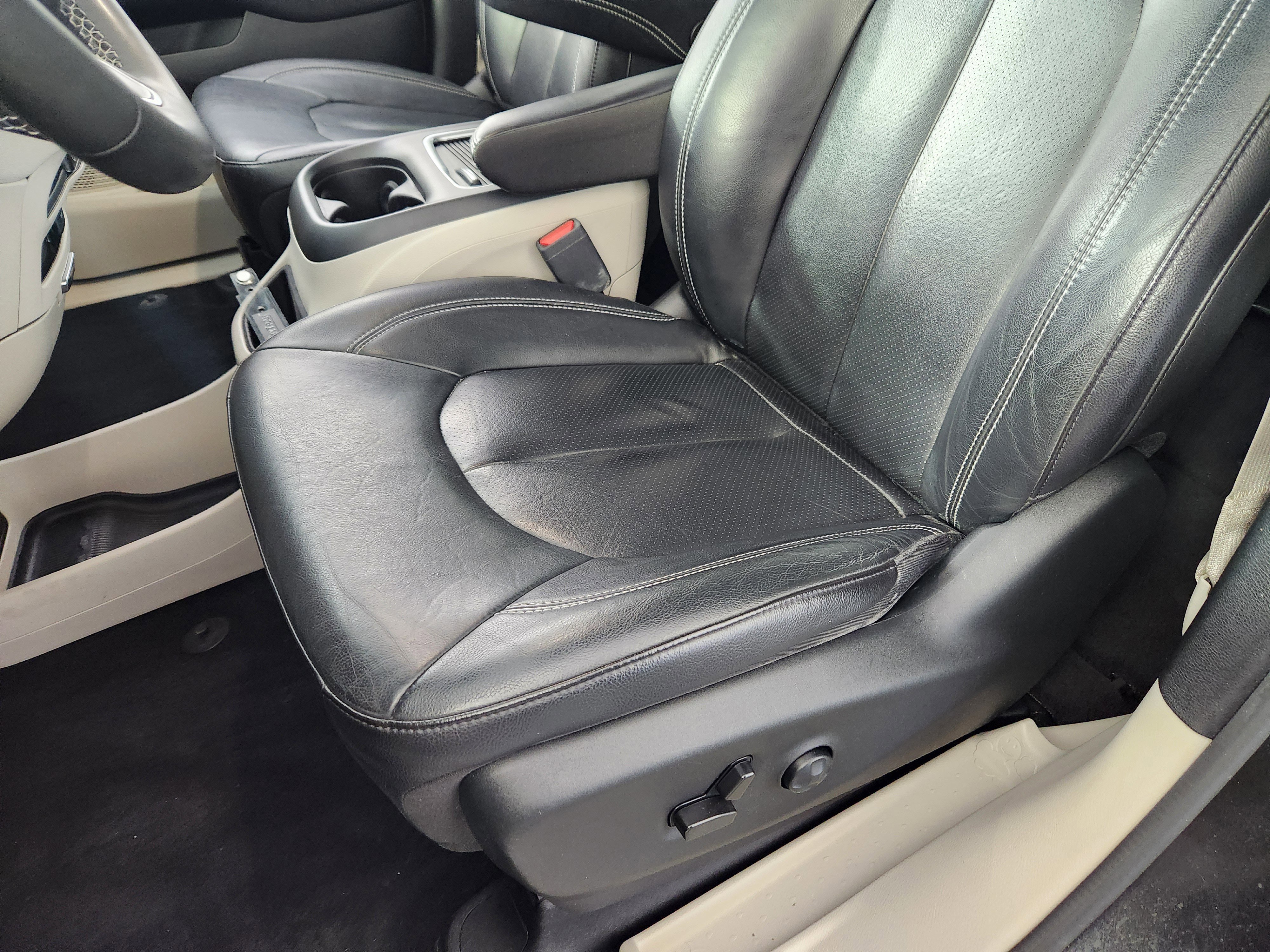 Used 2022 Chrysler Pacifica Touring-L image 11