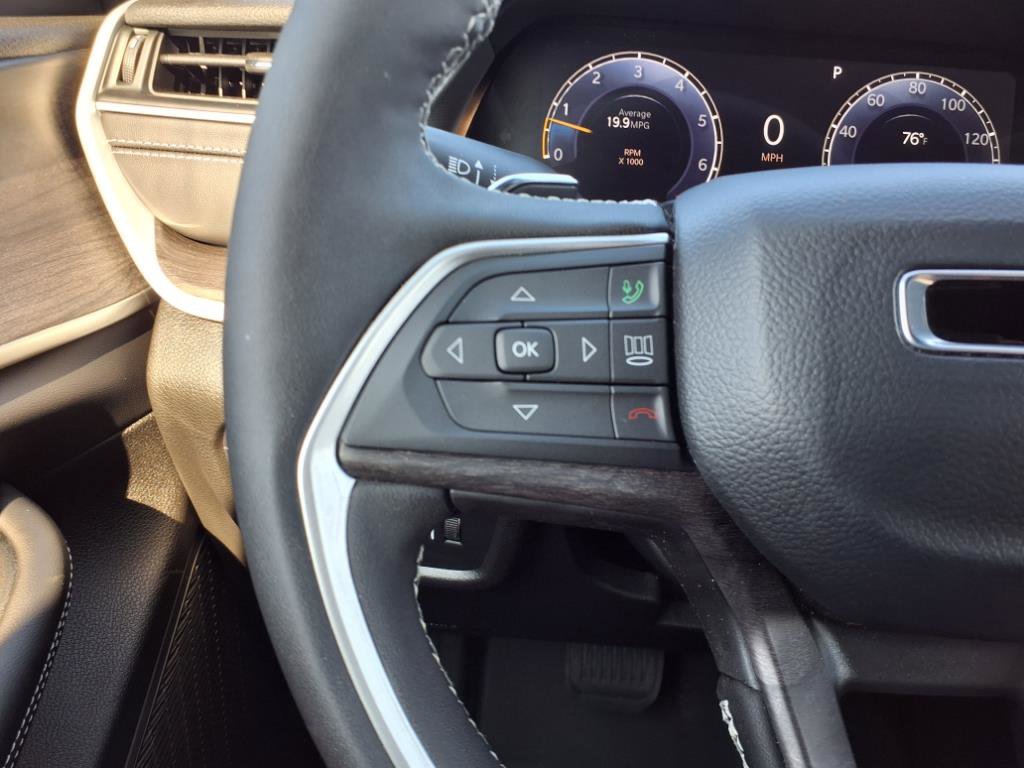 Used 2025 Jeep Grand Cherokee L Limited w/ Black Appearance Package image 17