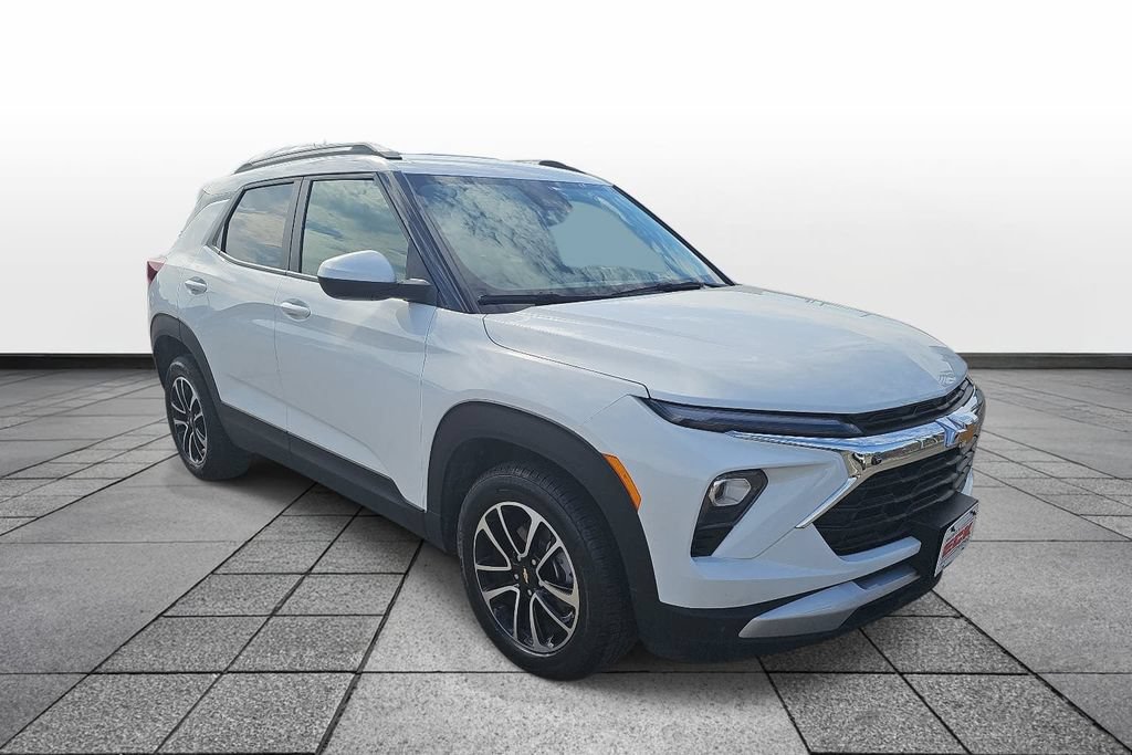 Used 2025 Chevrolet TrailBlazer LT FWD image 3