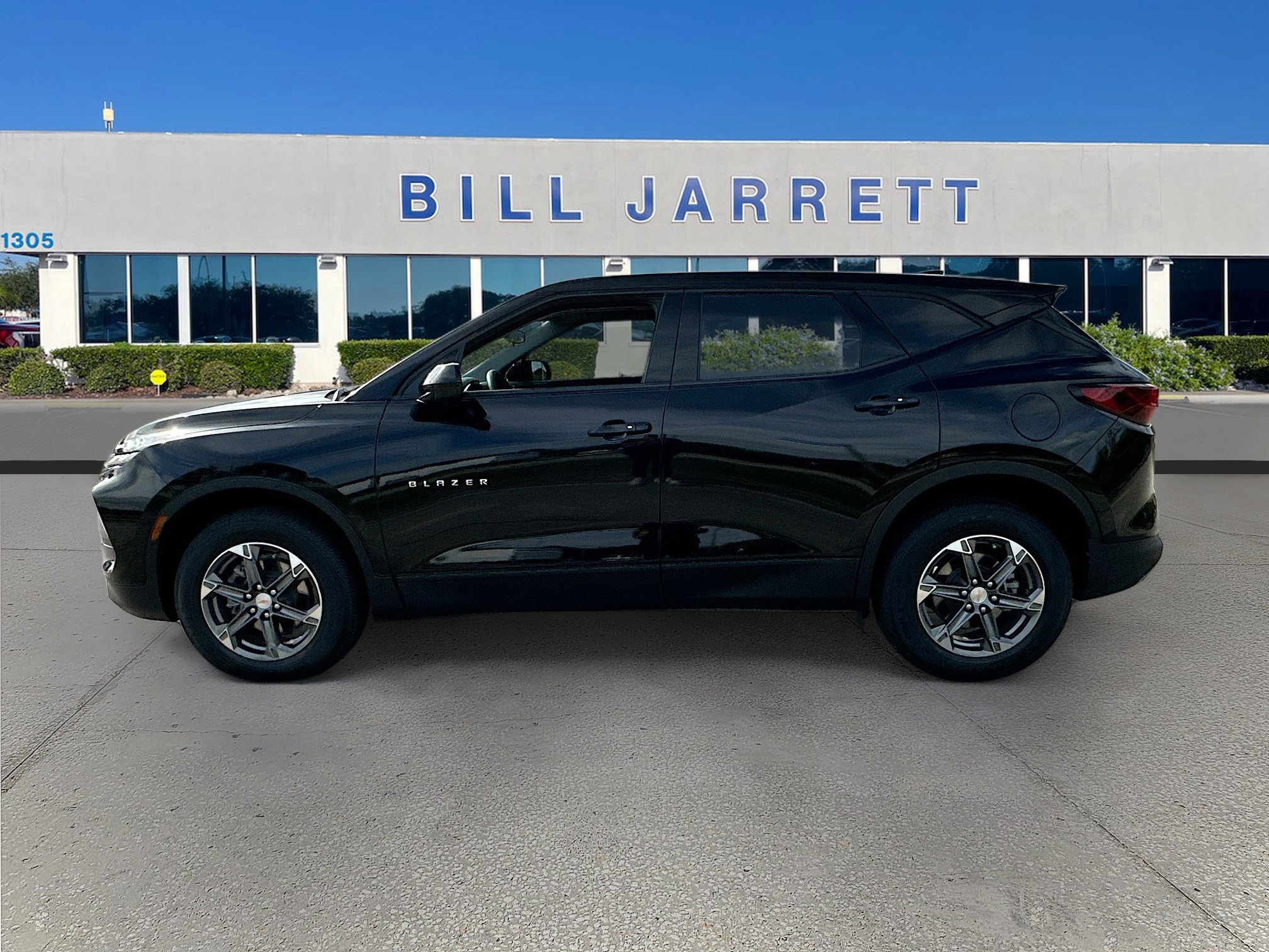 Used 2023 Chevrolet Blazer LT image 2