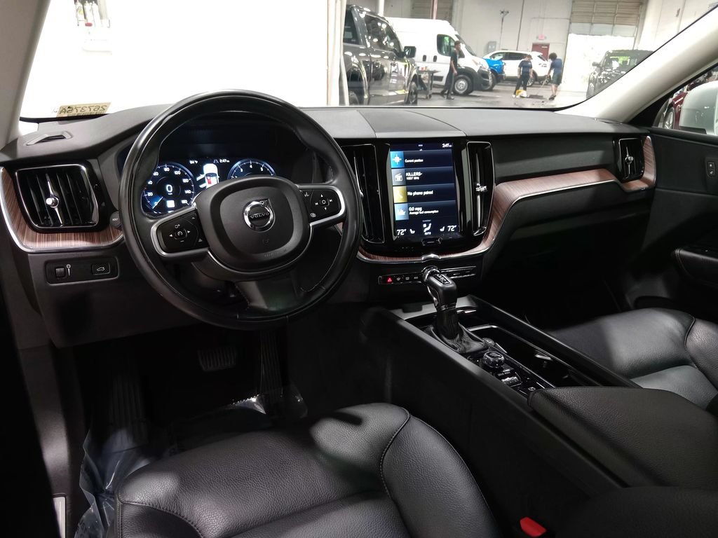 Used 2021 Volvo XC60 T5 Momentum w/ Premium Package AWD/4WD image 14