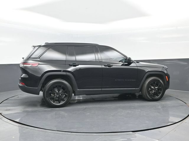 Used 2025 Jeep Grand Cherokee Altitude AWD/4WD image 3