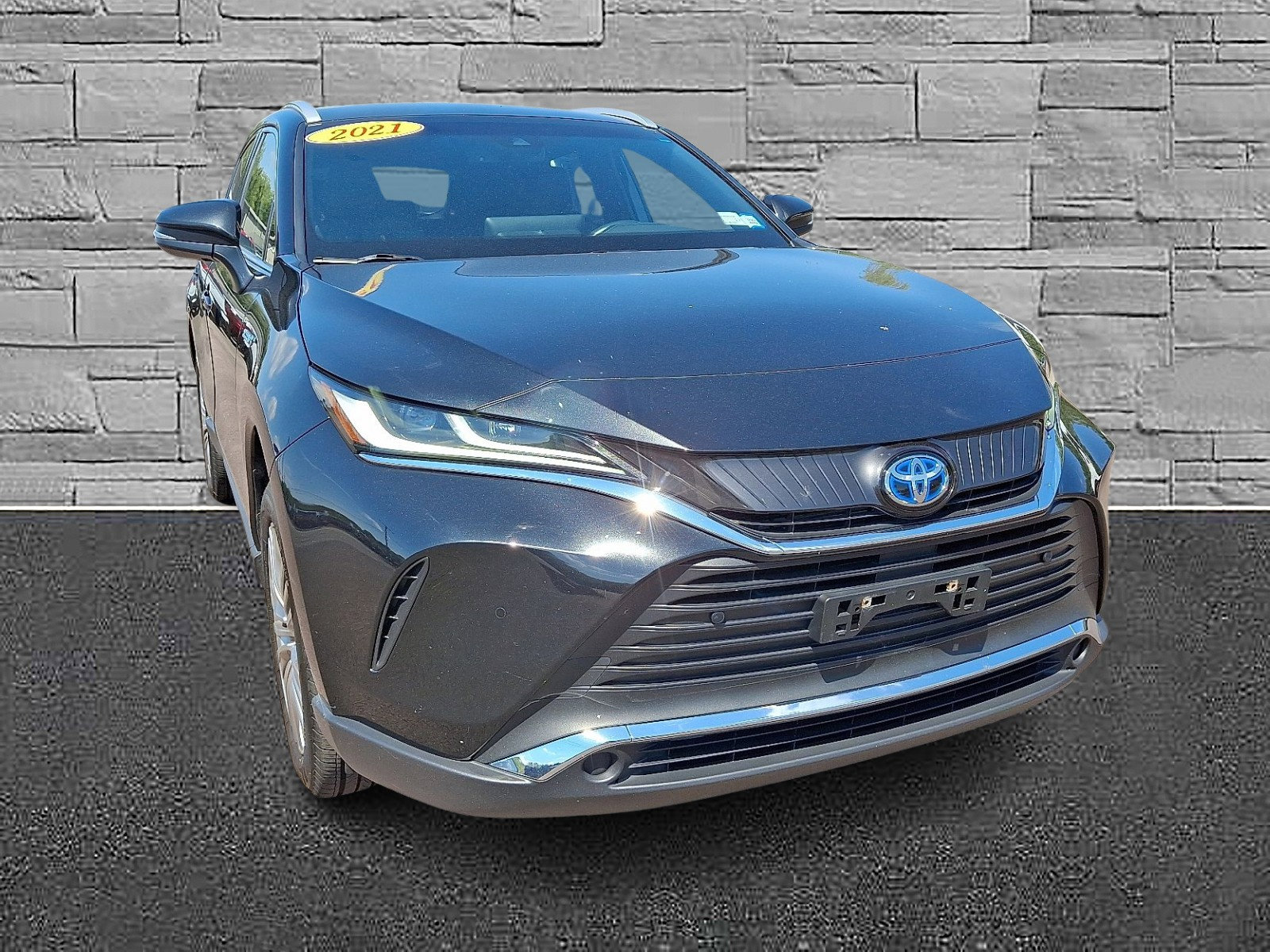 Used 2021 Toyota Venza XLE image 2