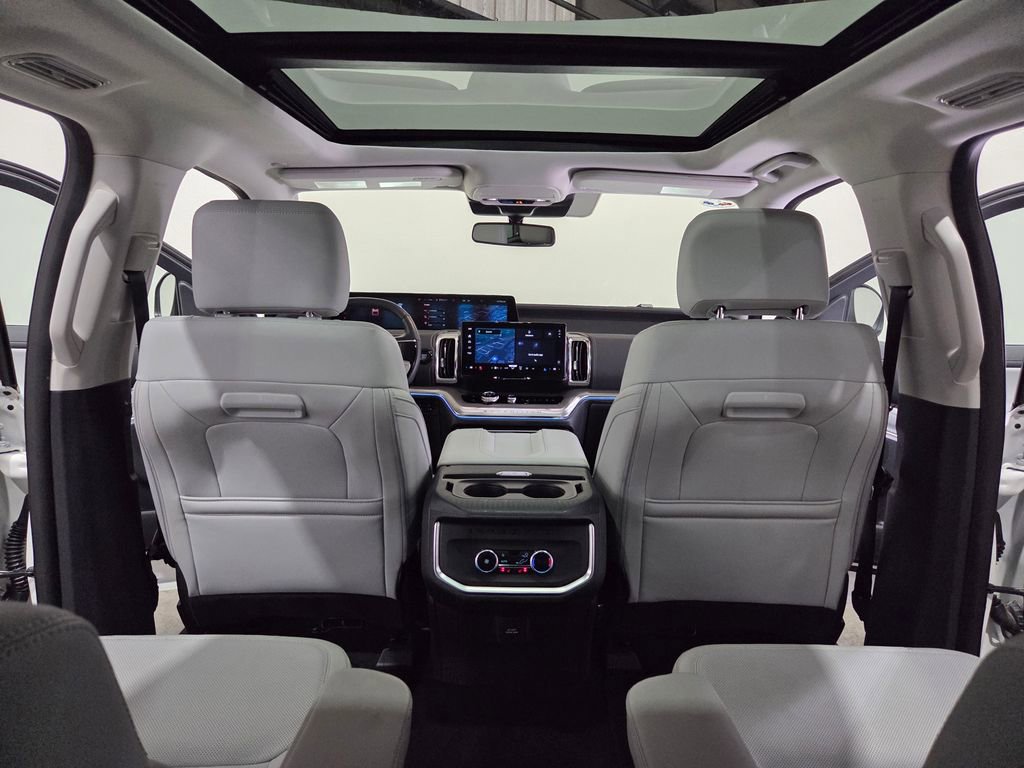 Certified 2025 Ford Expedition Platinum image 29