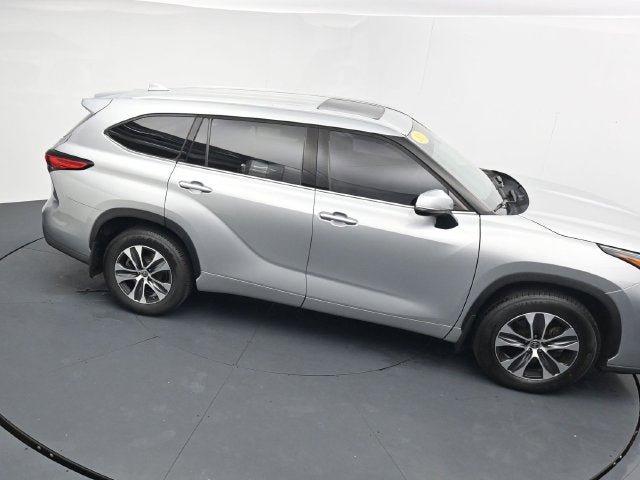 Used 2022 Toyota Highlander XLE AWD/4WD image 32