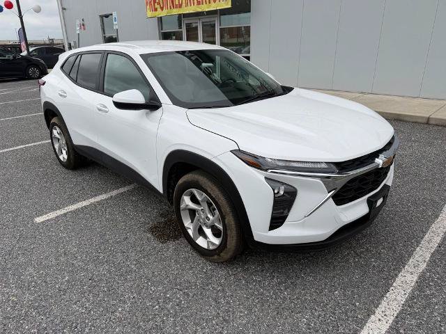 Used 2025 Chevrolet Trax LS w/ LS Convenience Package FWD image 2