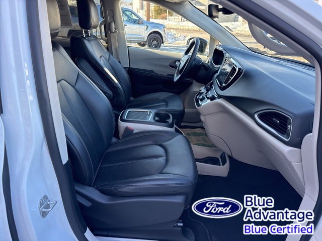 Used 2024 Chrysler Pacifica Touring-L image 31