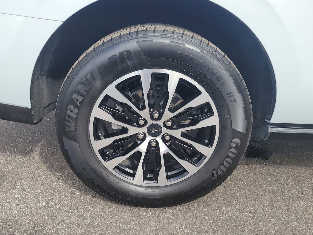 Certified 2025 Ford Expedition Platinum image 5