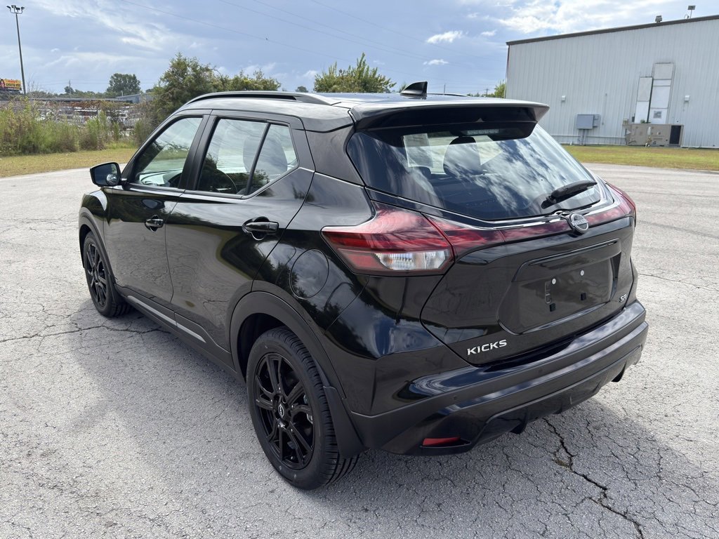 Used 2022 Nissan Kicks SR w/ Premium Package image 2