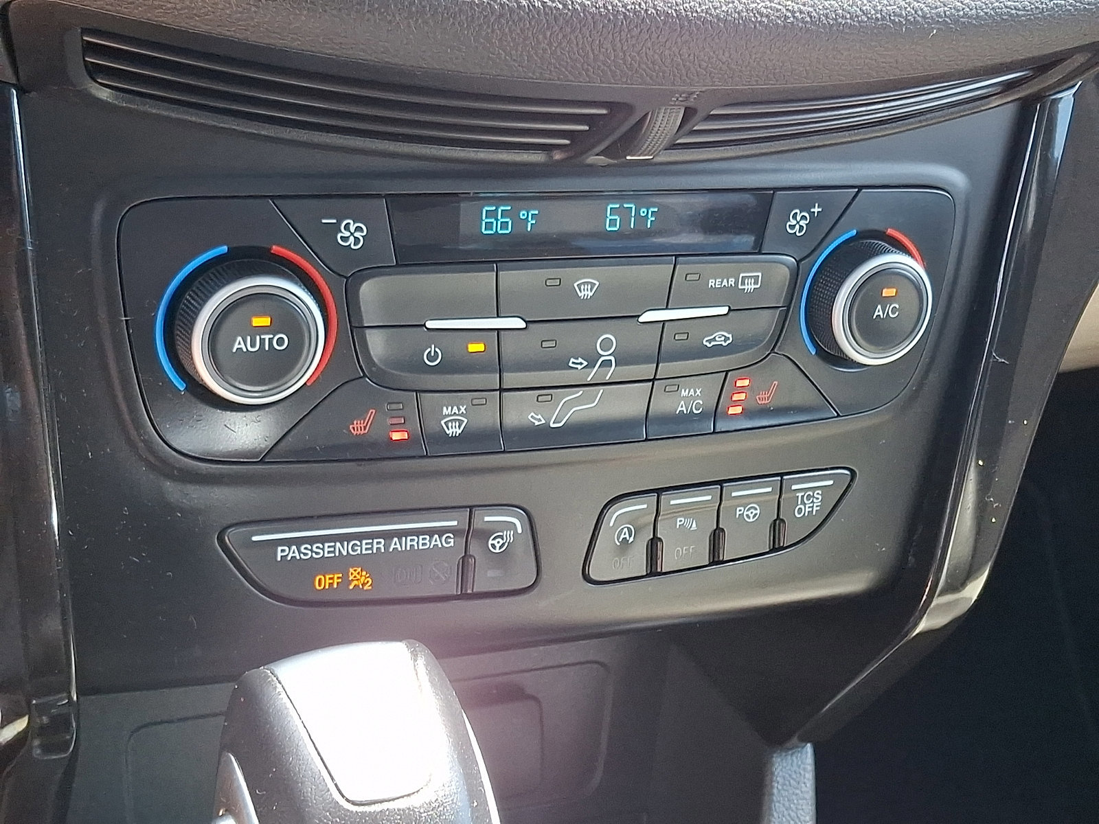 Certified 2019 Ford Escape Titanium AWD/4WD image 16
