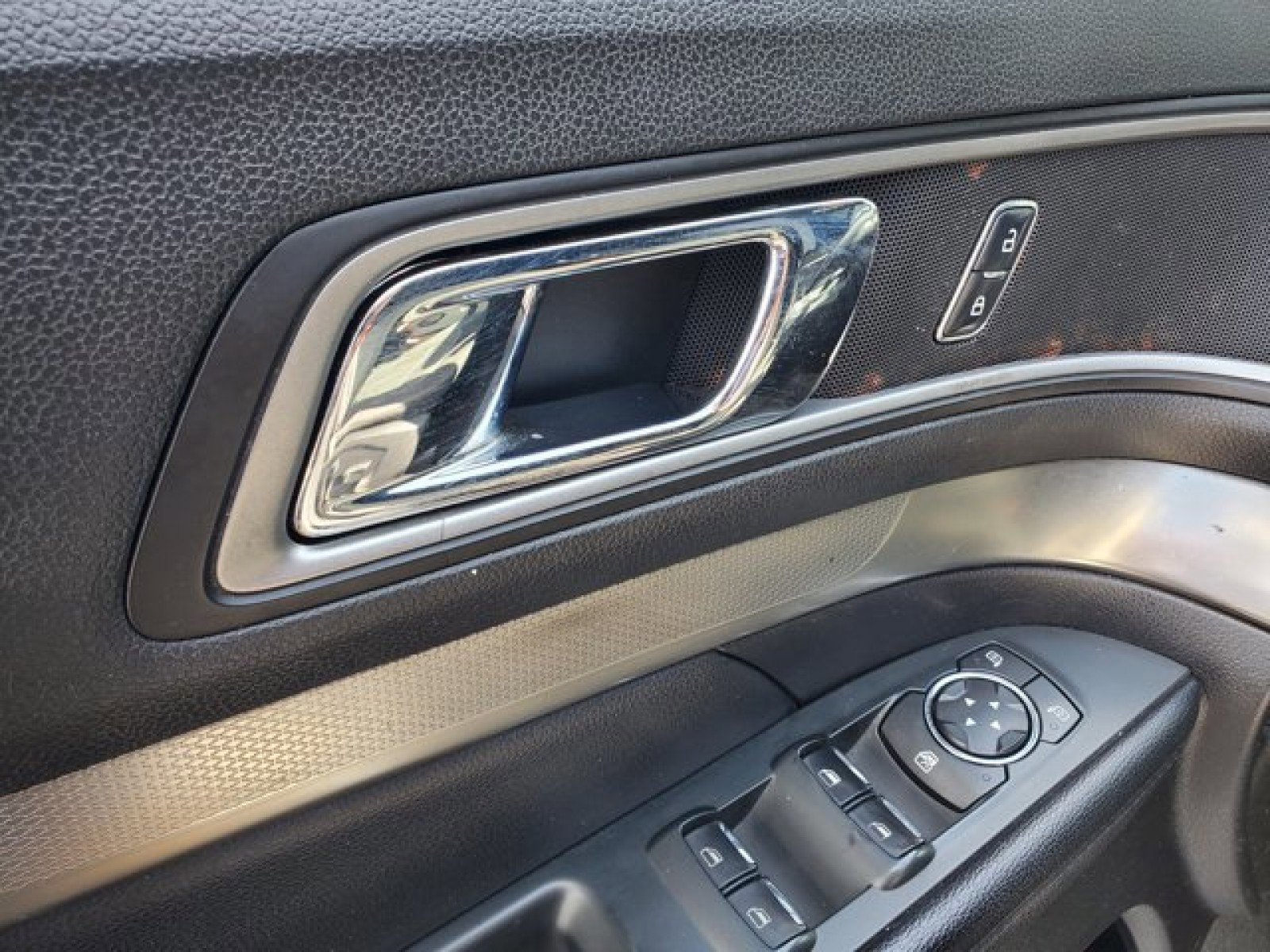 Certified 2018 Ford Explorer XLT FWD image 14