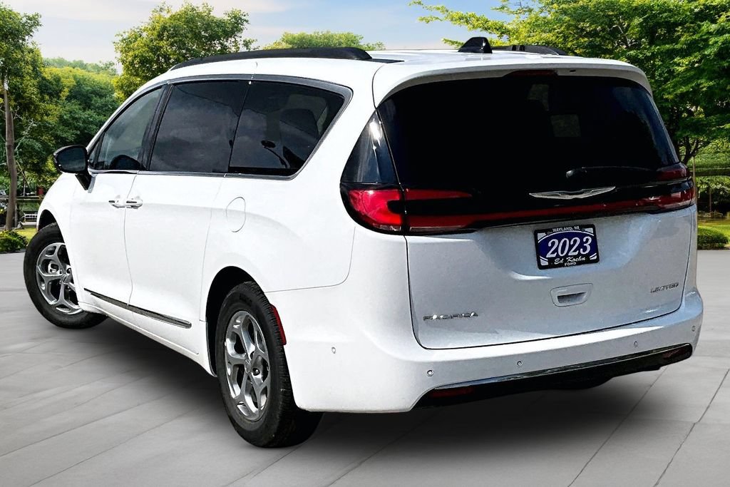 Used 2023 Chrysler Pacifica Limited FWD image 2