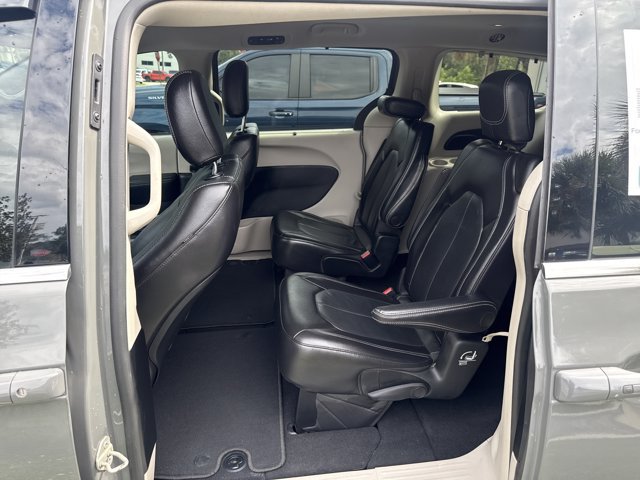 Used 2022 Chrysler Pacifica Touring-L FWD image 16