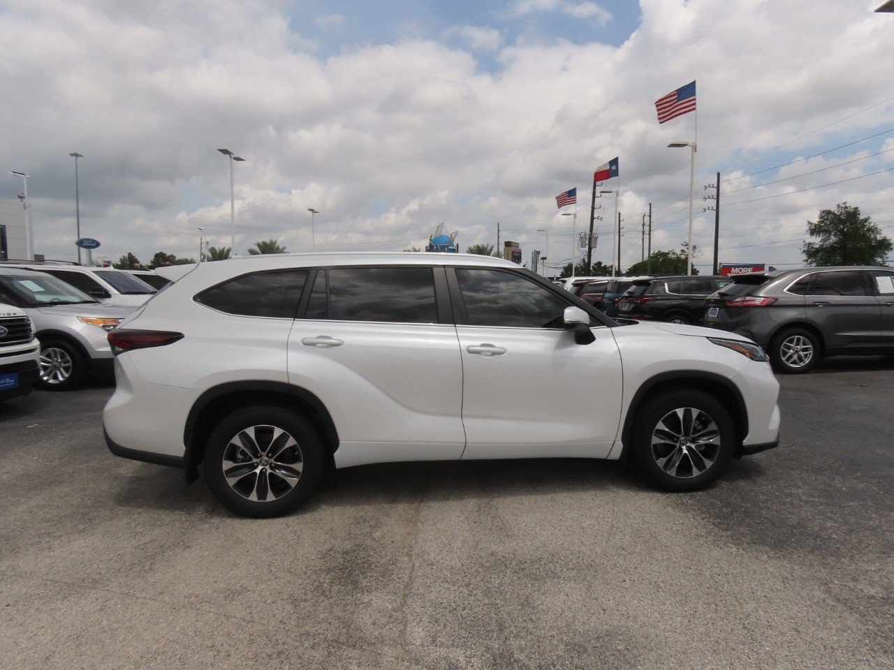 Used 2024 Toyota Highlander XLE FWD image 6