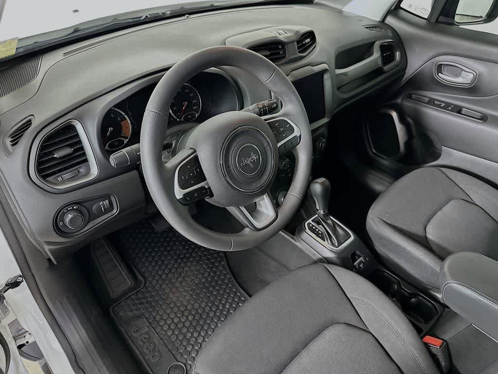 Used 2023 Jeep Renegade Latitude AWD/4WD image 2