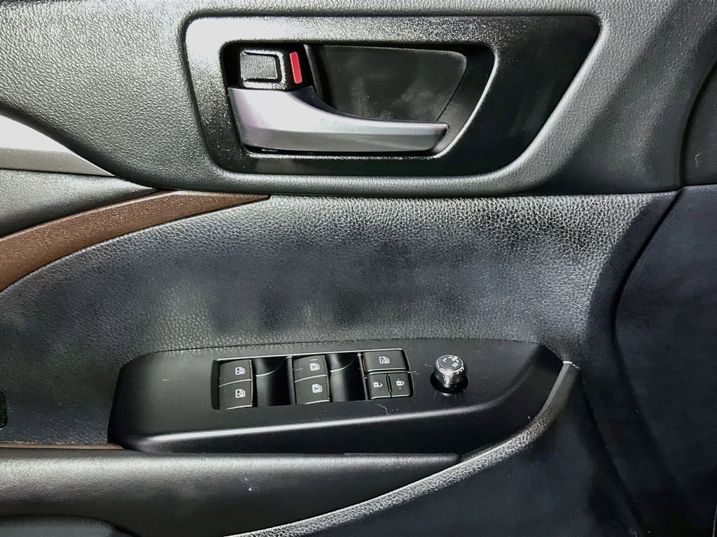 Used 2019 Toyota Highlander XLE image 20
