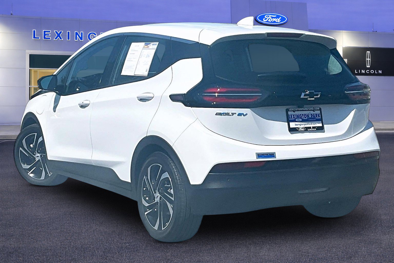 Used 2023 Chevrolet Bolt LT w/ Infotainment Package FWD image 4