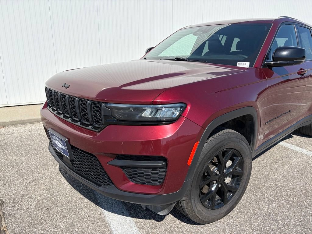 Used 2024 Jeep Grand Cherokee Altitude AWD/4WD image 2