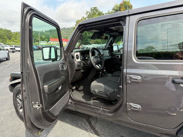 Used 2026 Jeep Wrangler Unlimited Sahara AWD/4WD image 8