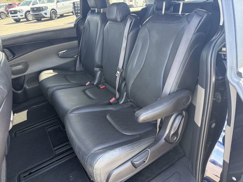 Used 2025 Kia Carnival FWD image 15