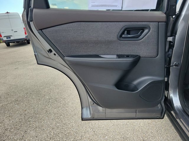 Used 2021 Nissan Rogue S FWD image 12