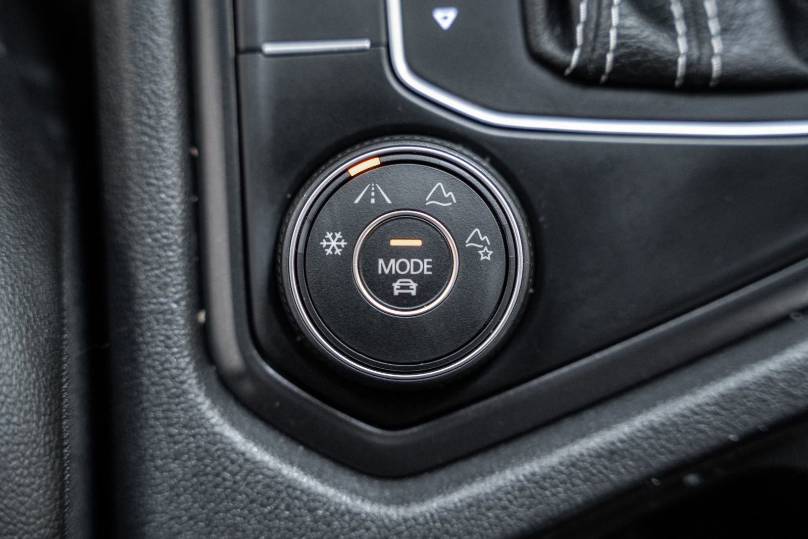 Used 2021 Volkswagen Tiguan SE R-Line image 27