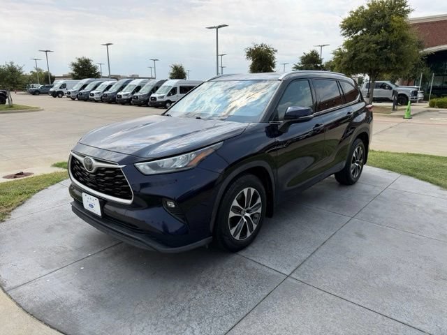 Used 2020 Toyota Highlander XLE AWD/4WD image 3