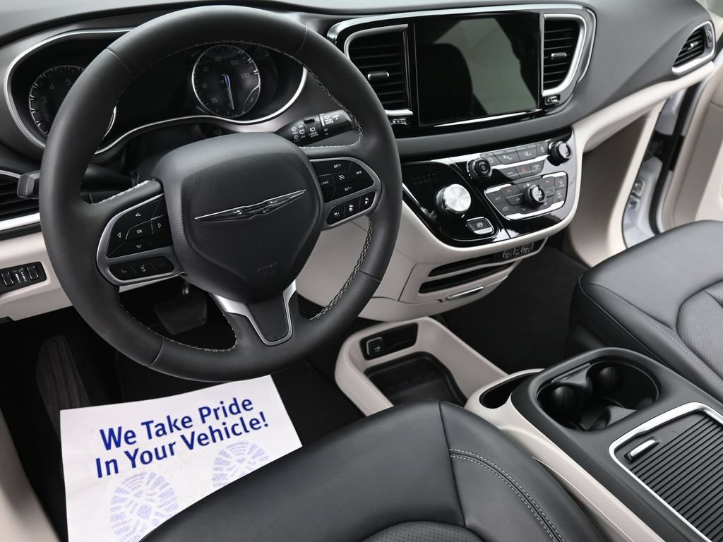 Used 2024 Chrysler Pacifica Touring-L FWD image 16