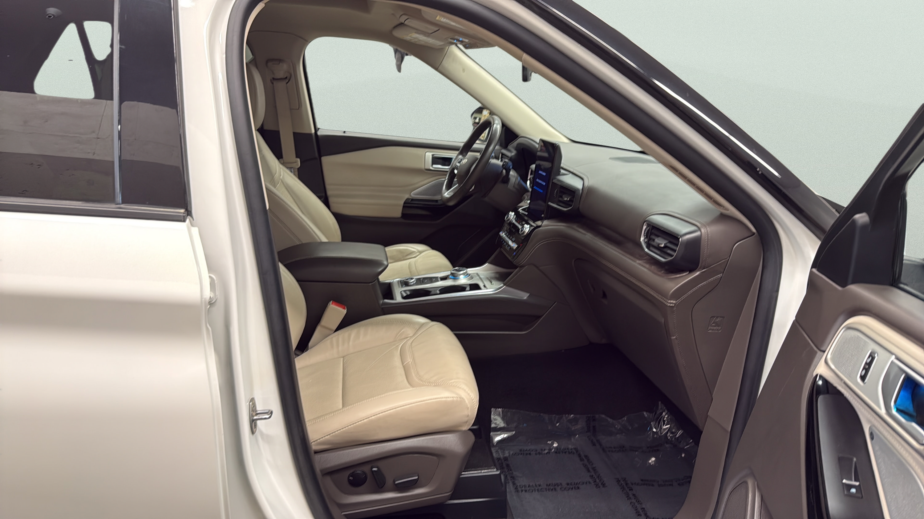 Certified 2023 Ford Explorer Platinum w/ Technology Package AWD/4WD image 17