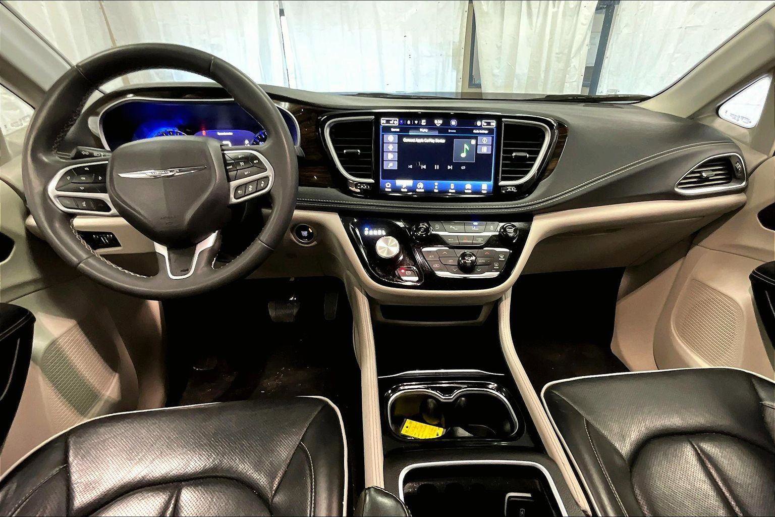 Used 2023 Chrysler Pacifica Limited image 14