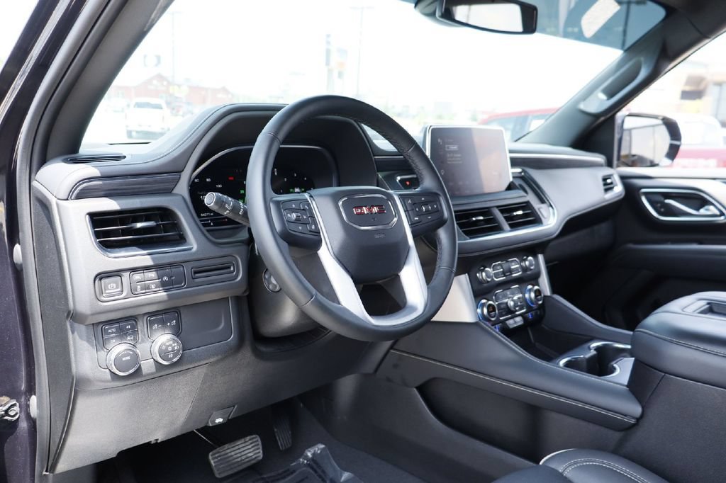 Used 2023 GMC Yukon XL SLT w/ SLT Luxury Package AWD/4WD image 3