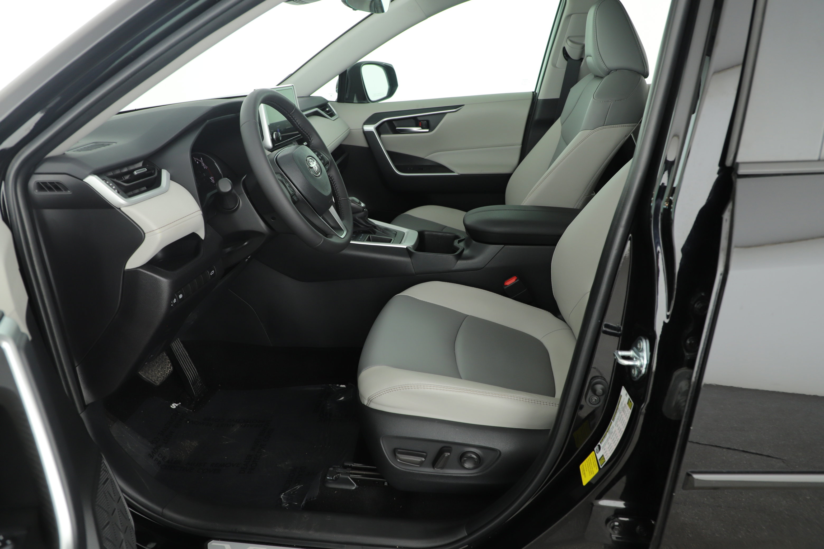 Used 2025 Toyota RAV4 XLE Premium FWD image 11