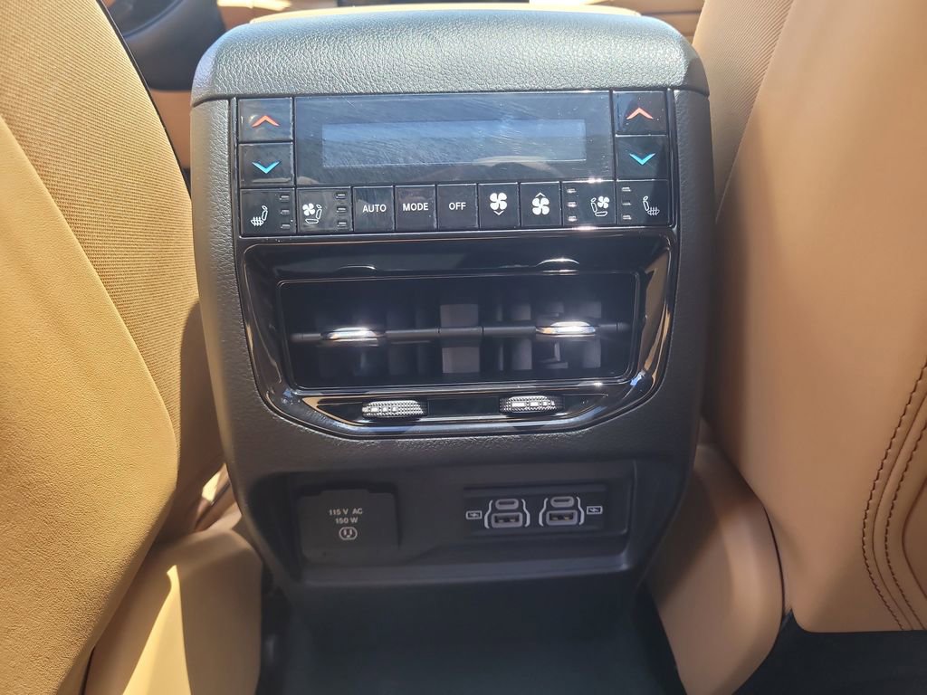 Used 2024 Jeep Grand Cherokee Summit AWD/4WD image 13