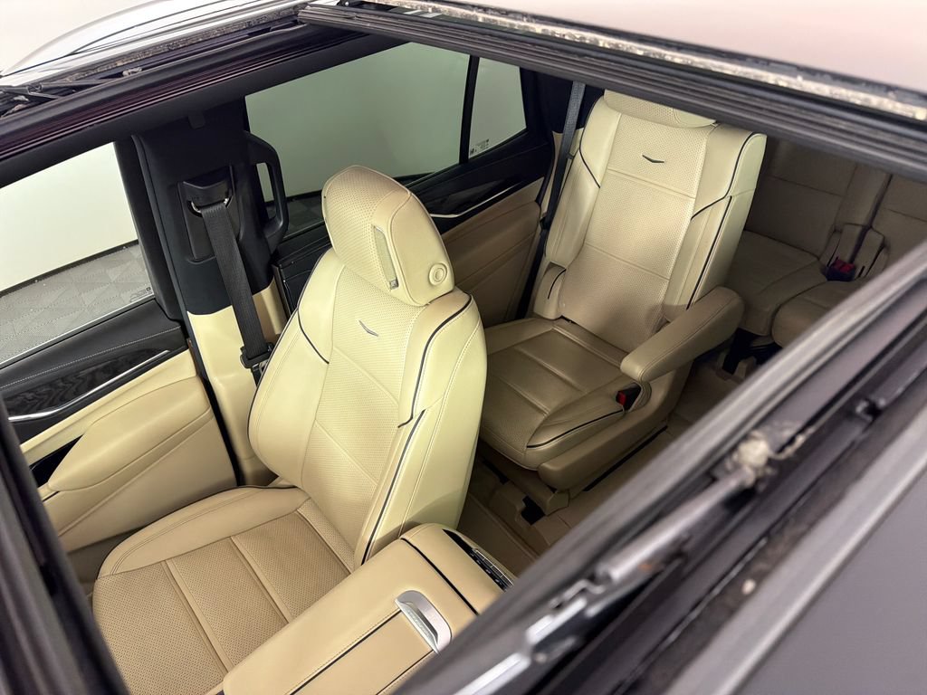 Used 2024 Cadillac Escalade Premium Luxury AWD/4WD image 9