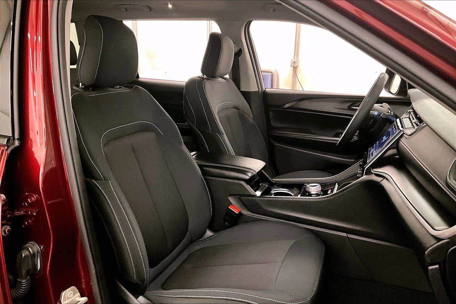 Used 2023 Jeep Grand Cherokee L Laredo image 7